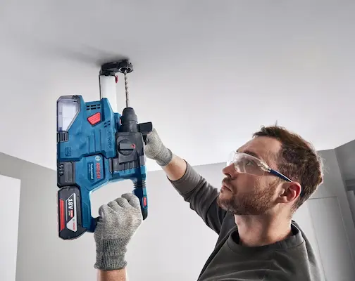 Bosch Power im Test: Wie überzeugt das Duo GBH 18V-22 und GDE 18V-12?