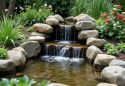 Gartenteich mit Wasserfall und Bachlauf